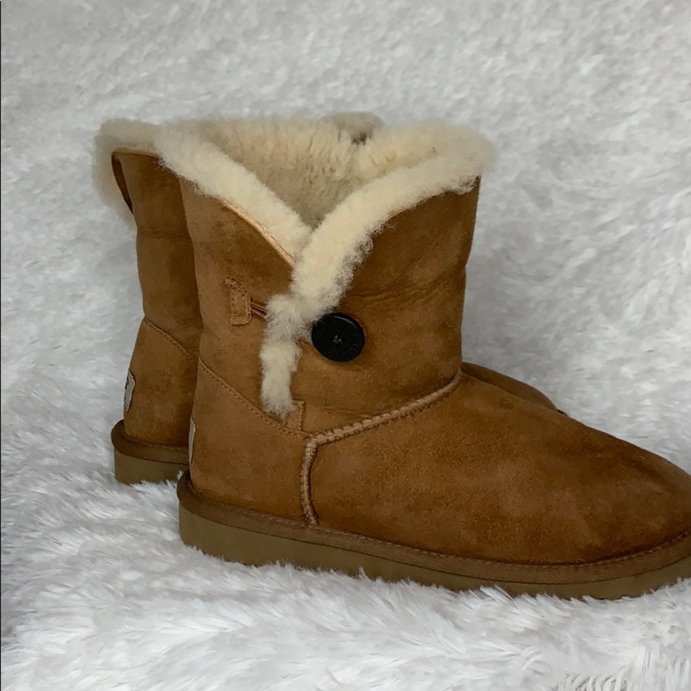 UGG Bailey Button boot chestnut size 4